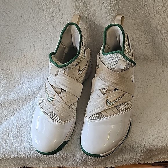 White and green nikes - Picture 3 of 8